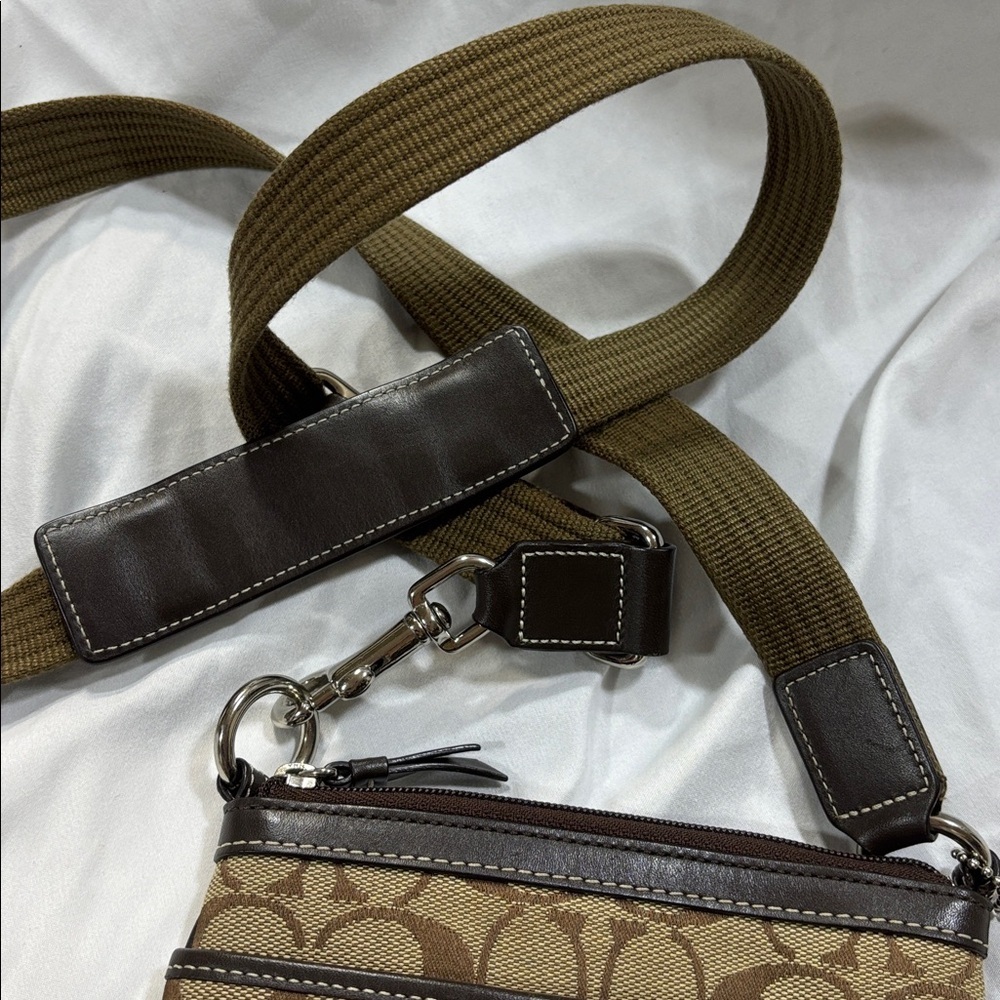Coach Signature 6016 Stripe Swingpack Crossbody Khaki
Brown Leather Purse bag - Picture 5 of 15